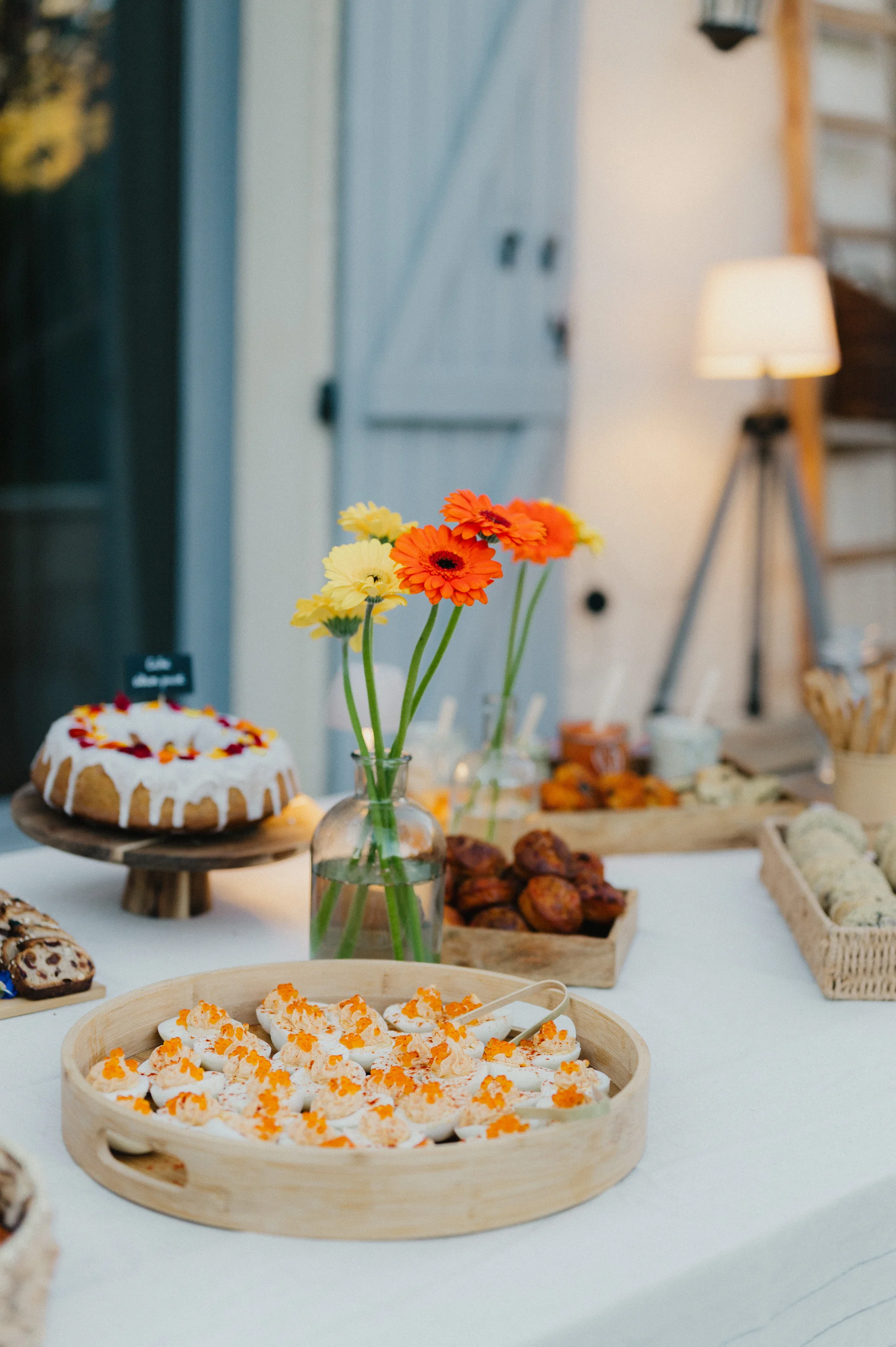 Buffet avec fleurs événement privé